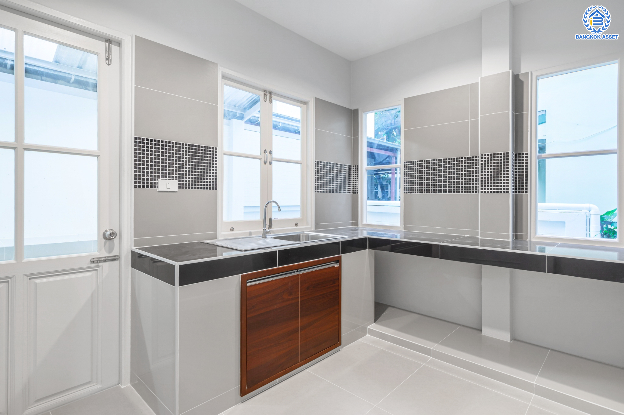 บ้านมือสองตกแต่งใหม่ แบรนด์ LH ม.ชัยพฤกษ์ ทวีวัฒนา เนื้อที่ 51 ตร.ว. ตอบโจทย์ทุกการอยู่อาศัย ด้วยฟังก์ชัน 4 ห้องนอน 3 ห้องน้ำ 1 ที่จอดรถ บนทำเลศักยภาพ เชื่อมต่อทางคู่ขนานลอยฟ้าบรมราชชนนี ใกล้ ม.มหิดล และเซ็นทรัลศาลายา